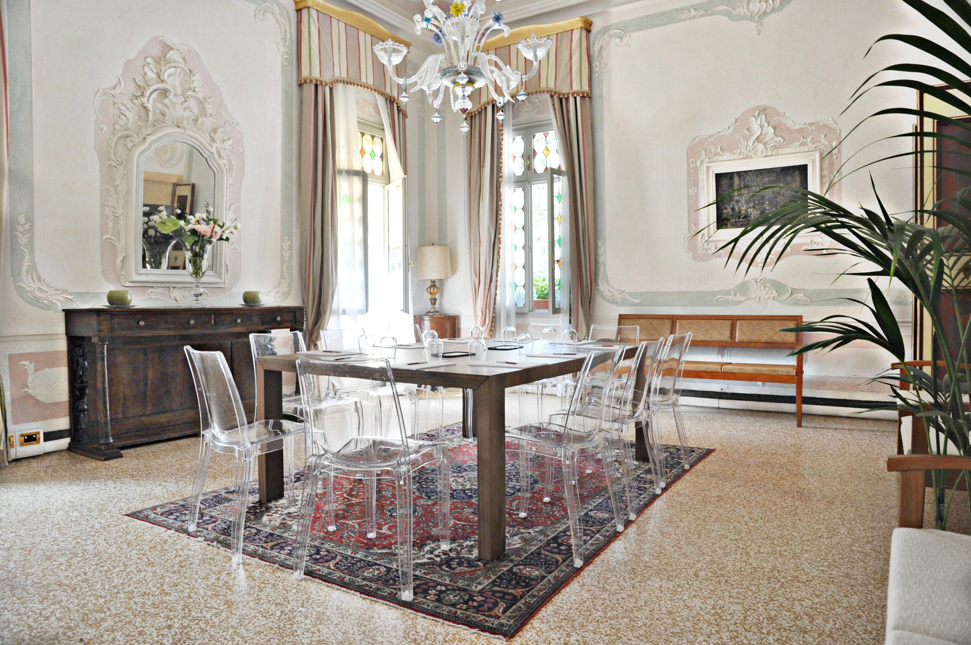 فندق فيلا كوندولمير موليانو فينيتو المظهر الخارجي الصورة A dining room with a carpet