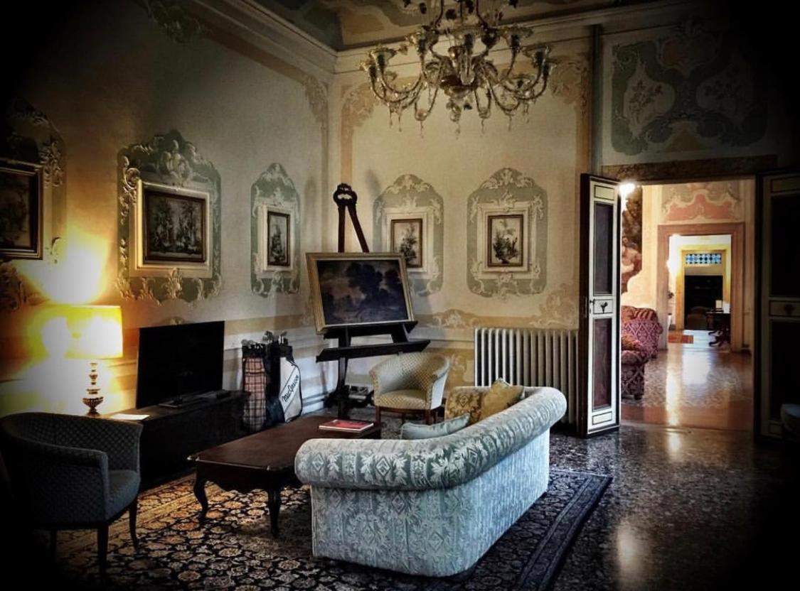 فندق فيلا كوندولمير موليانو فينيتو المظهر الخارجي الصورة The interior of the villa