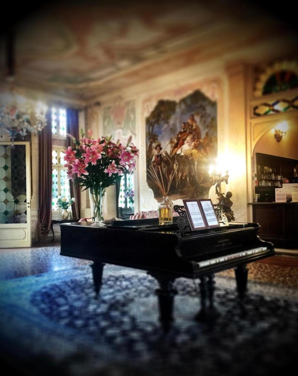 فندق فيلا كوندولمير موليانو فينيتو المظهر الخارجي الصورة The piano in the living room of the house