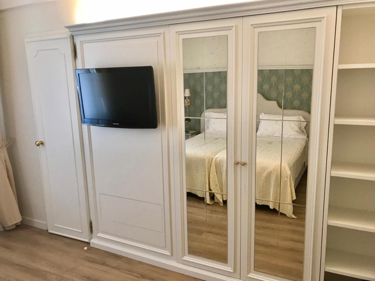 فندق فيلا كوندولمير موليانو فينيتو المظهر الخارجي الصورة A mirrored armoire