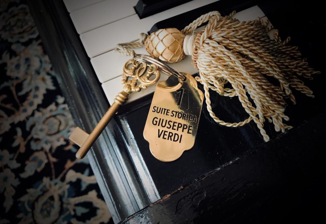 فندق فيلا كوندولمير موليانو فينيتو المظهر الخارجي الصورة The key to the suite of Giuseppe Verdi at the Hotel de l'Europe